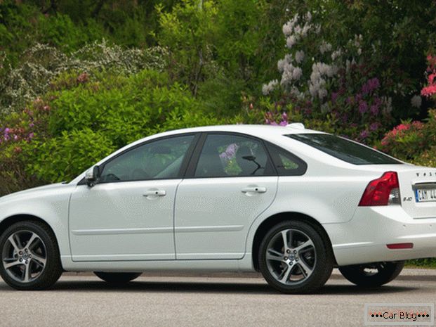 Volvo S40 car: side view