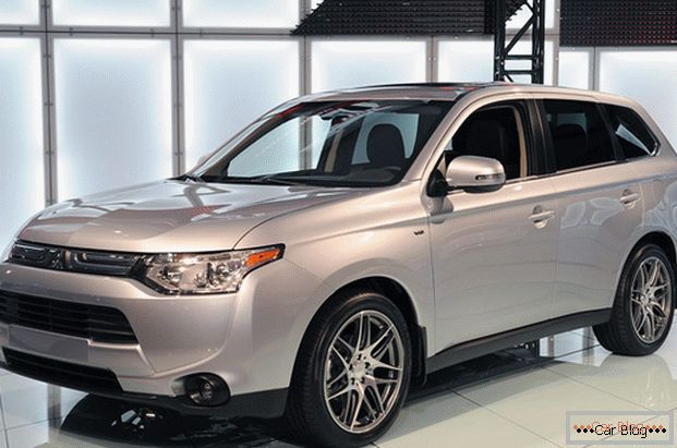 Mitsubishi Outlander car after the update has become even more solid