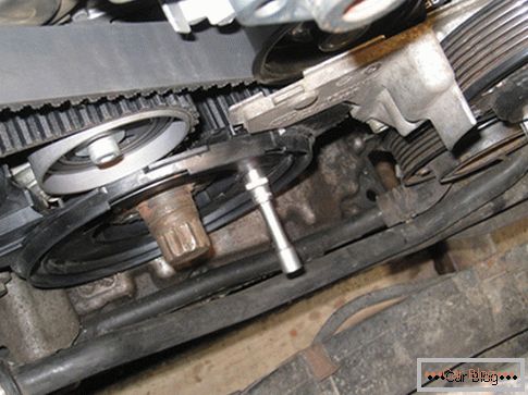 Replacing the timing belt on the Audi A 4 2.0 TDI 2007 onwards